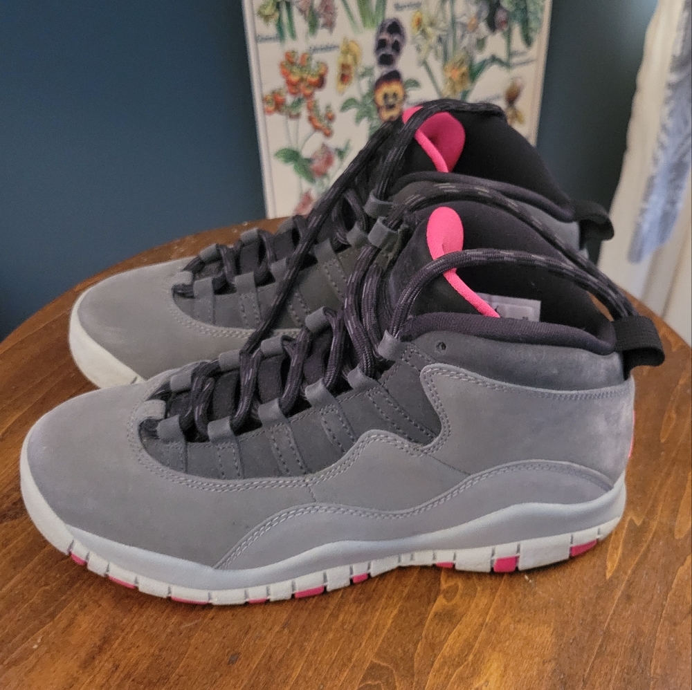 LAST CHANCE!!  Nike air Jordan women's sz 6.5, youth 5y